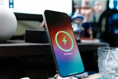 马尔康苹果15换屏服务分享用什么充电器给iPhone15充电更好 